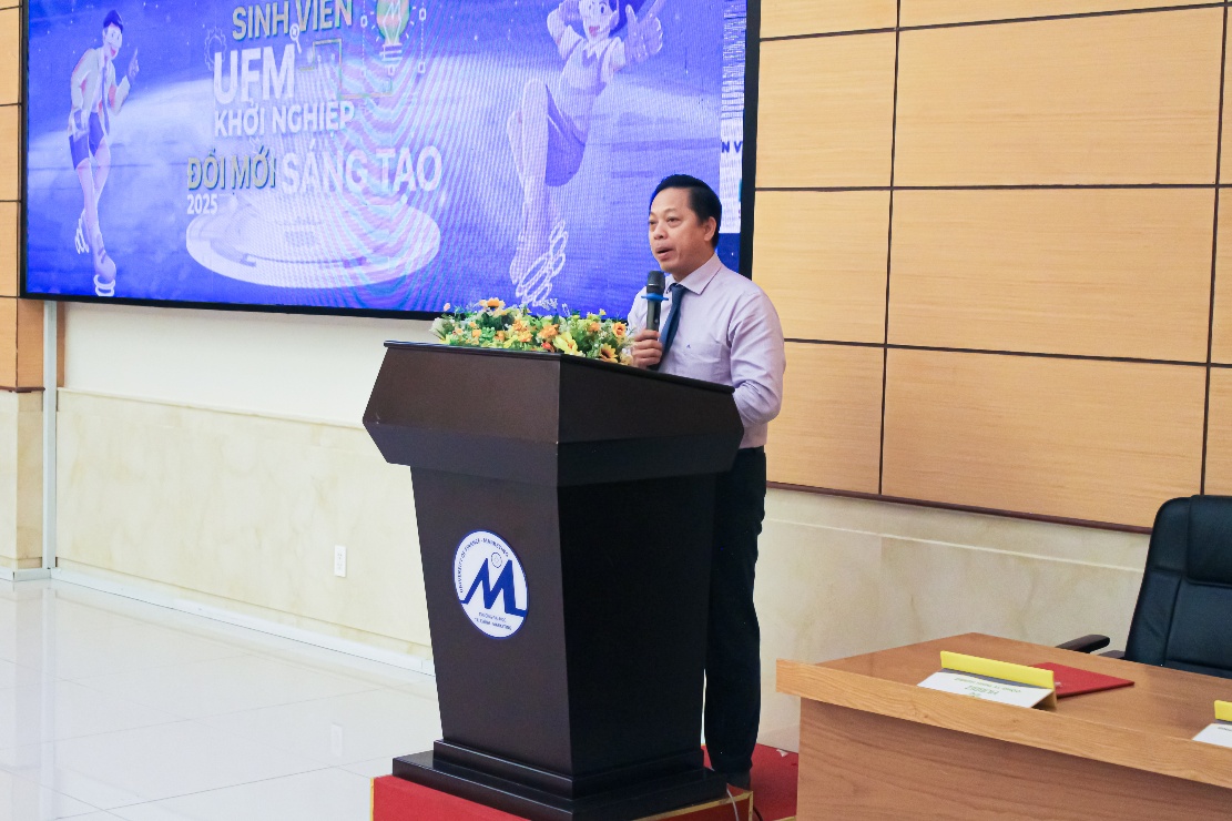 TS. Lê Trung Đạo, Phó Hiệu trưởng nhà trường phát biểu tại chương trình