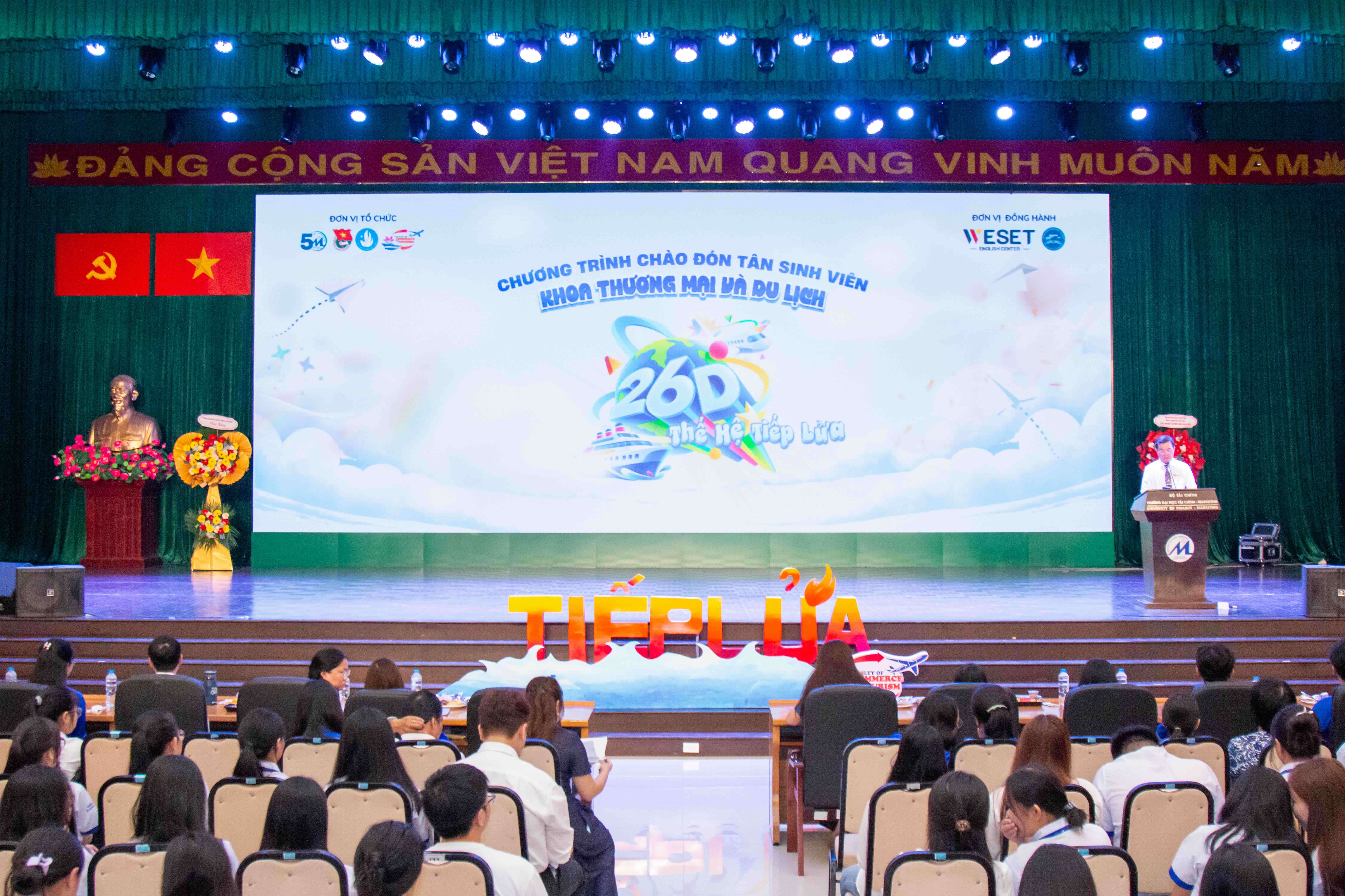 Khoa Thương mại và Du lịch trao học bổng, vinh danh thủ khoa, á khoa và xe đạp cho sinh viên có hoàn cảnh khó khăn